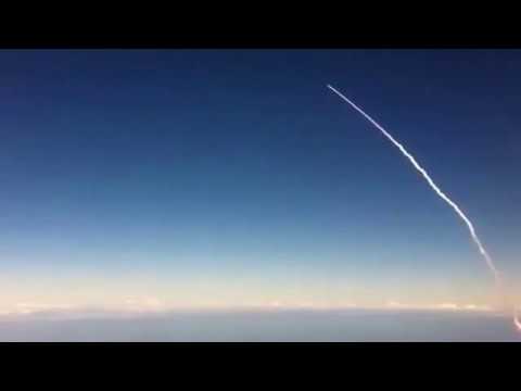 Запуск ракеты в космос,вид из самолёта