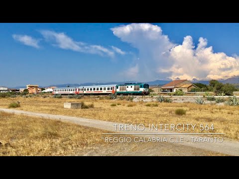 Una coppia di veloci transiti sulla ferrovia jonica tra le stazioni di Locri e Siderno