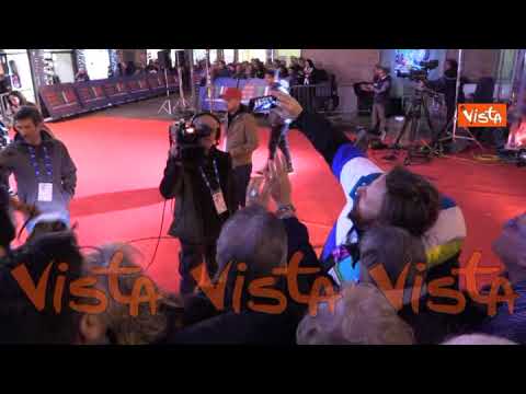 Sanremo 2020, signora spettina Facchinetti durante il selfie: "Ti sono cresciuti i capelli"