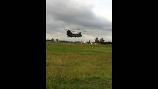 preview picture of video 'Chinook landing right in front of me'