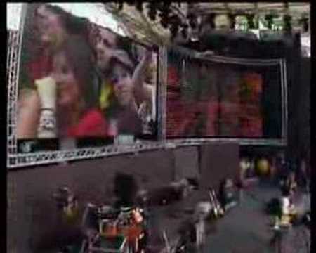 Andrea Rivera al Primo Maggio 2007 accusa la chiesa