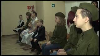 Ребята из  театральной студии «Синяя птица» читают стихи о войне