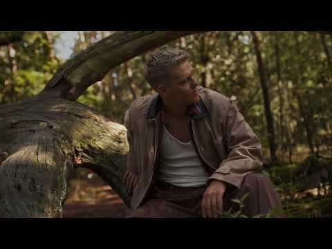 Jakub Gierszał na okładce listopadowego numeru „Zwierciadła”. Zapraszamy na spacer po Kampinosie