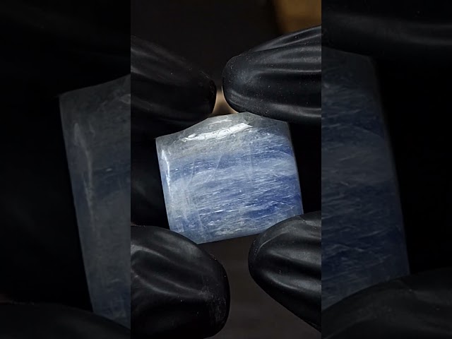 حجر كيانيت أزرق متوهج طبيعي