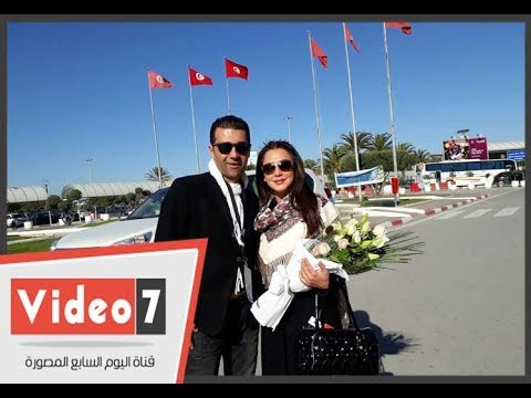 استقبال سلاف فواخرجي فى مطار قرطاج بتونس بالزهور
