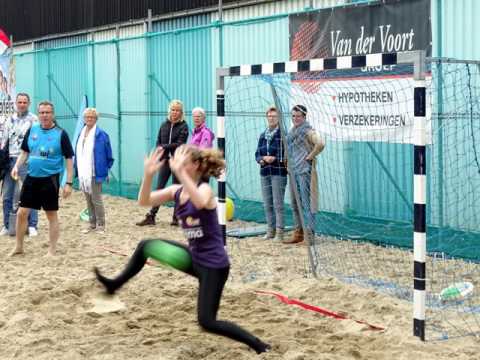 VZV Beach Handball 2017. Acties Iris B1