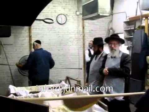 Vien Rebbe Baking Matzos Nisan 5772