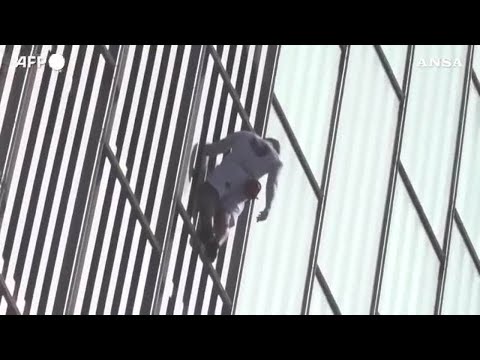 Barcellona, George King scala senza protezioni un...