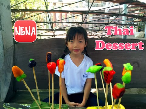 Making Thai Dessert (Kanoom Look Choup)