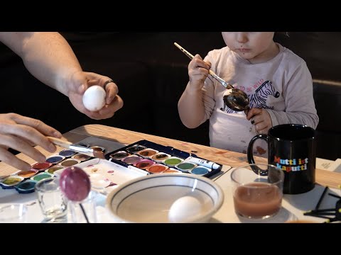 Thomas und Tochter bemalen erste Ostereier