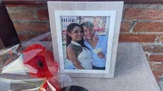 I funerali dei giovani sposi morti in Laguna: palloncini, fumogeni e le lacrime di parenti e amici