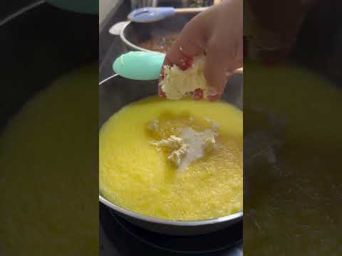 Jau pues la polenta con salsa roja