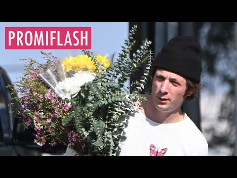 Video Thumbnail: Jeremy Allen White genießt blumigen Ausflug mit seinen Kids