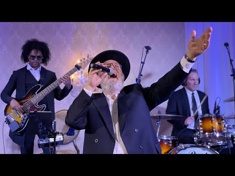 Michoel Schnitzler Rocking A Hora Set with A Team Orchestra!