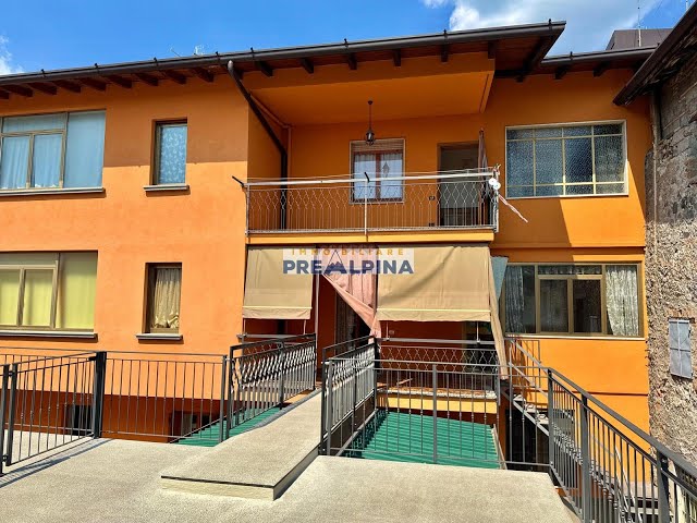 casa indipendente con terrazze e cortile