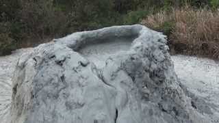 preview picture of video 'WuShanDing Mud Volcanoes (烏山頂泥火山), Kaohsiung, Taiwan, 2/21/2015'