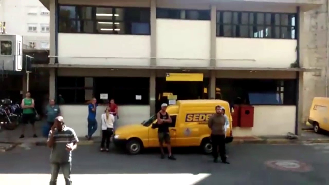 Usuário grava vídeo indignado com serviço dos Correios;