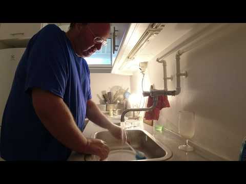 MongoTV_3483 - Danish Vlog - Mongo Madskole - Del 1 - Medisterpølse Med Ris og Brun Sovs