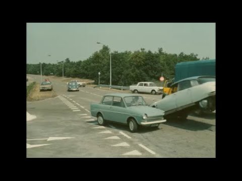 Trafic 1971 (Jacques Tati) - French surrealism - Crash scene