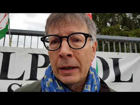 Luigi De Mossi insieme ai lavoratori Whirlpool di Siena