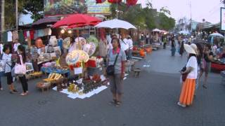 What to Visit in Chiang Mai (Thailand) - MUST SEE! Its Sunday Market Street at 6PM.