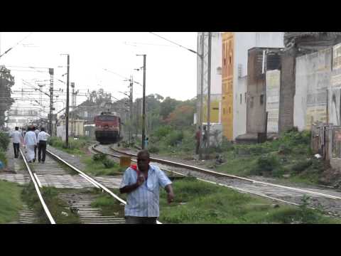 12163 DADAR-CHENNAI EGMORE EXPRESS blasts through TIRUTHANI with WAP-4!