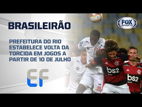 Futebol móvel. Jogo desportivo móvel. Jogo de futebol online com aplicativo  móvel ao vivo. Campo de futebol na tela do smartphone e bola. Conceito de  venda de bilhetes online imagem vetorial de