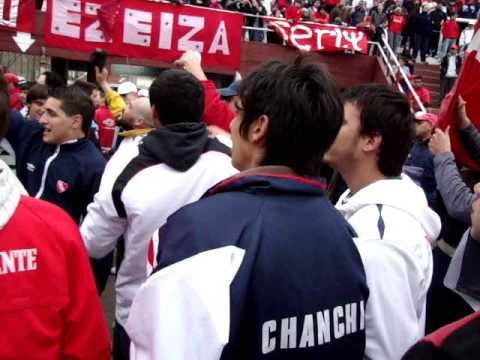 "Vs Godoy Cruz - Cancion Nueva - En el Barrio Avellaneda hay una banda" Barra: La Barra del Rojo • Club: Independiente