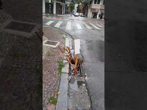 Denúncia #1 - Buraco na Rua Vitória, frente ao nº 177 - Centro
