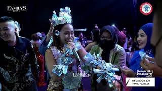 Download lagu Tiara Tahta - Sweet Girl from Kalimantan | Family's Group Live Cover of Mall CBD Ciledug Parking Lot mp3
