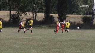 年轻足球运动员在 SV Blau Weiß Muschwitz Zorbau Göthewitz 锦标赛中为胜利而战