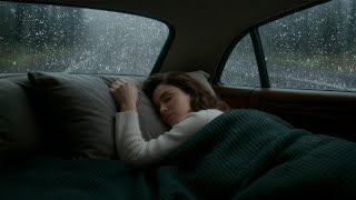 Chuva intensa caindo na janela do carro para dormir profundamente a noite toda