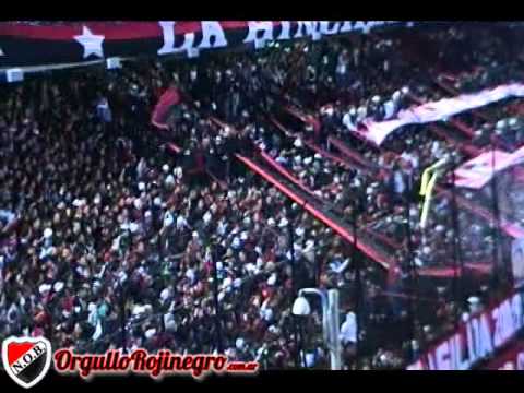 "El Coloso está en llamas. Desde platea alta. / Newell's 2 - 1 Independiente /" Barra: La Hinchada Más Popular &bull; Club: Newell's Old Boys