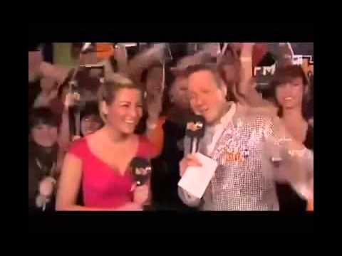 PEINLICH  Moderator greift seiner Kollegin an die Brüste!.