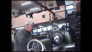 ביקור בבית מלאכה מכני לתחזוקת מכונות תעשיה (ידידנו היקר משה רצון ז"ל) - התמונה מוצגת ישירות מתוך אתר האינטרנט יוטיוב. זכויות היוצרים בתמונה שייכות ליוצרה. קישור קרדיט למקור התוכן נמצא בתוך דף הסרטון