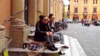 Artista di strada canta sotto casa di Lucio Dalla