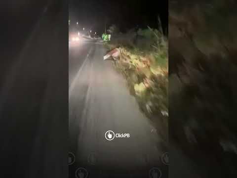 Caixões são abandonados em estrada em Rio Tinto e homens levam material em moto