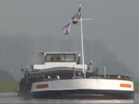 Vorbeifahrt Binnenschiff Zufriedenheit - GMS - 4004020 zu Berg auf der Hunte