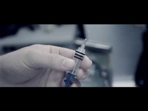 Här signerar rapartisen Frej Larsson sin bok i sitt eget blod