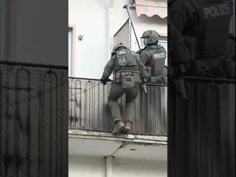 sek Einsatz (Sek stürmt Gebäude über Balkon)