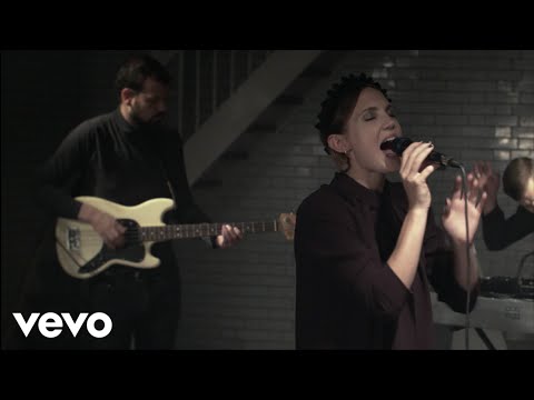 Woman's Hour - "In Stillness We Remain" (Live at the Rag Factory)