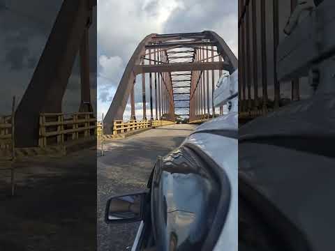 cruzando el puente que separa los pueblos de saravena y fortul departamento de arauca