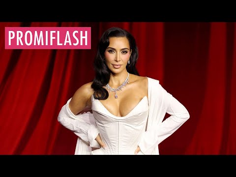 So stylish steht Kim Kardashian am Filmset von "All's Fair"