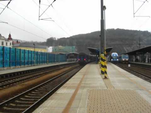 Příjezd osobního vlaku 6807 do stanice Ústí nad Labem hl.n. + hlášení o příjezdu