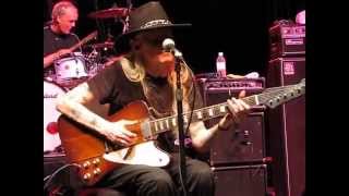 Texas Blues legend Johnny Winter - Playing Mojo Boogie on his Gibson Firebird
