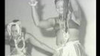 Video thumbnail of "Mahotella Queens - Jabulani Mabungu (1967)"