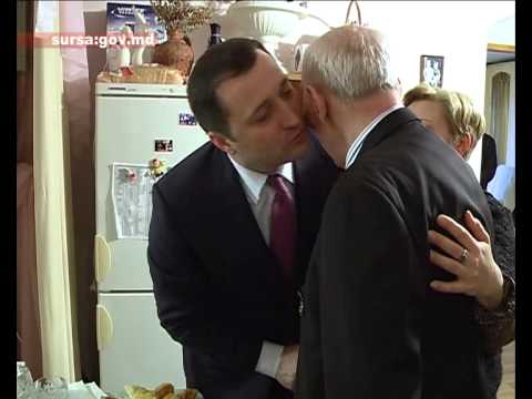 Prim-ministrul Vlad Filat l-a vizitat pe artistul Gheorghe Urschi
