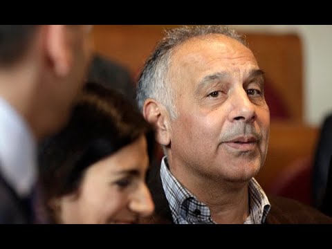 Roma chairman dives into fountain to celebrate win over Barcelona