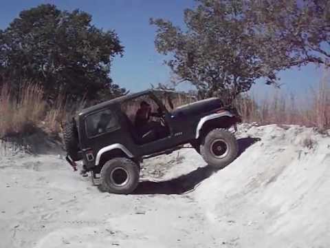 JEEP CJ7 -DINOSAURIO- GOES UP SLOPE