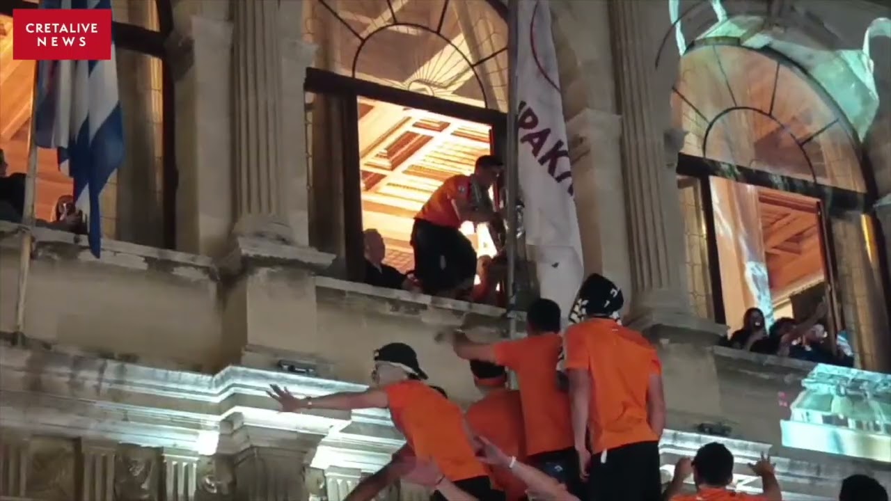 Οι παίχτες πανηγυρίζουν με το κύπελλο στον Δήμο Ηρακλείου